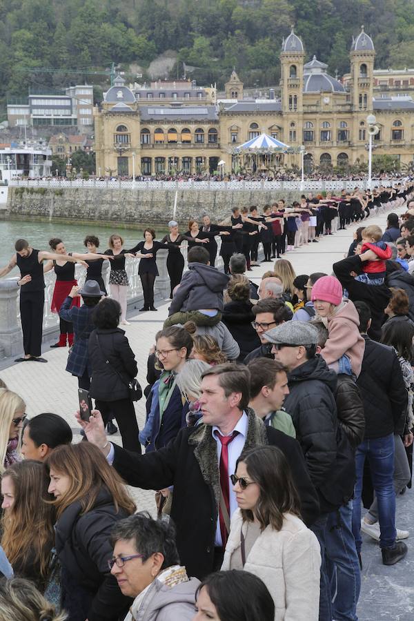 Cientos de bailarinas y bailarines volvieron a llenar un año más el Paseo de La Concha para celebrar el mes de la danza.