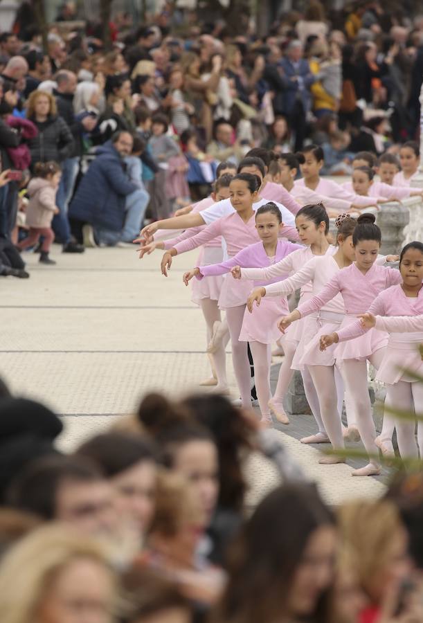 Cientos de bailarinas y bailarines volvieron a llenar un año más el Paseo de La Concha para celebrar el mes de la danza.