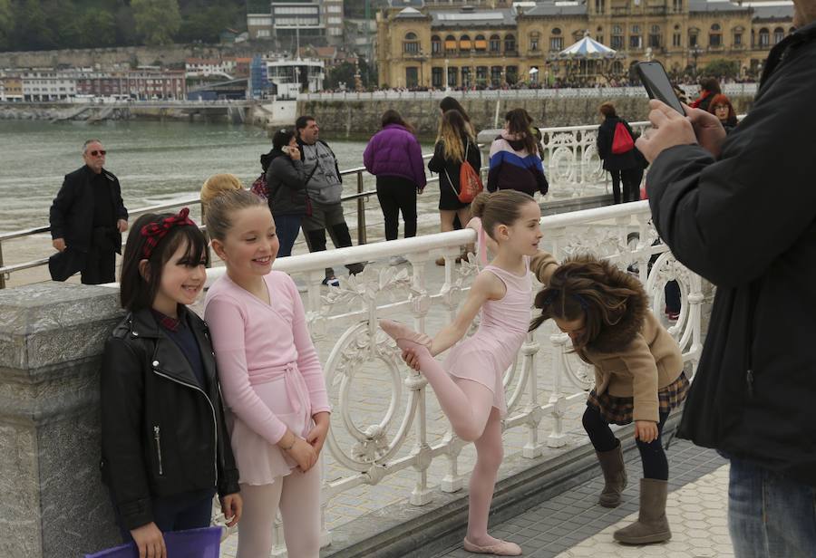 Cientos de bailarinas y bailarines volvieron a llenar un año más el Paseo de La Concha para celebrar el mes de la danza.
