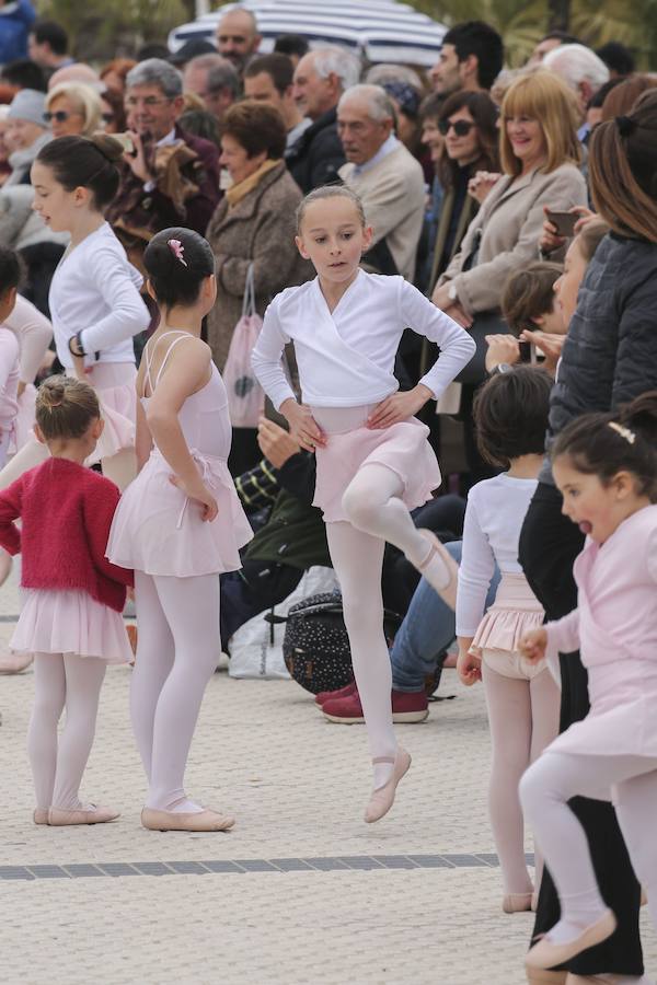 Cientos de bailarinas y bailarines volvieron a llenar un año más el Paseo de La Concha para celebrar el mes de la danza.