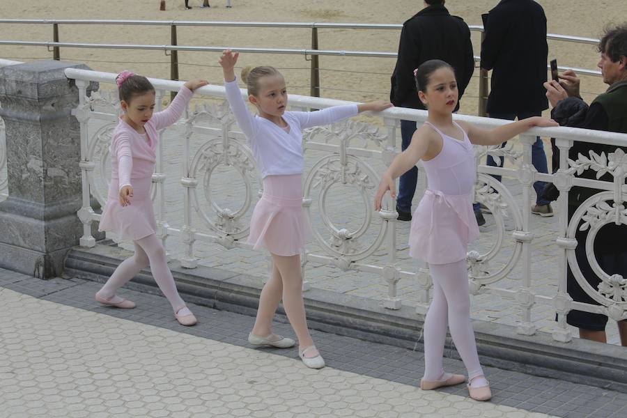 Cientos de bailarinas y bailarines volvieron a llenar un año más el Paseo de La Concha para celebrar el mes de la danza.