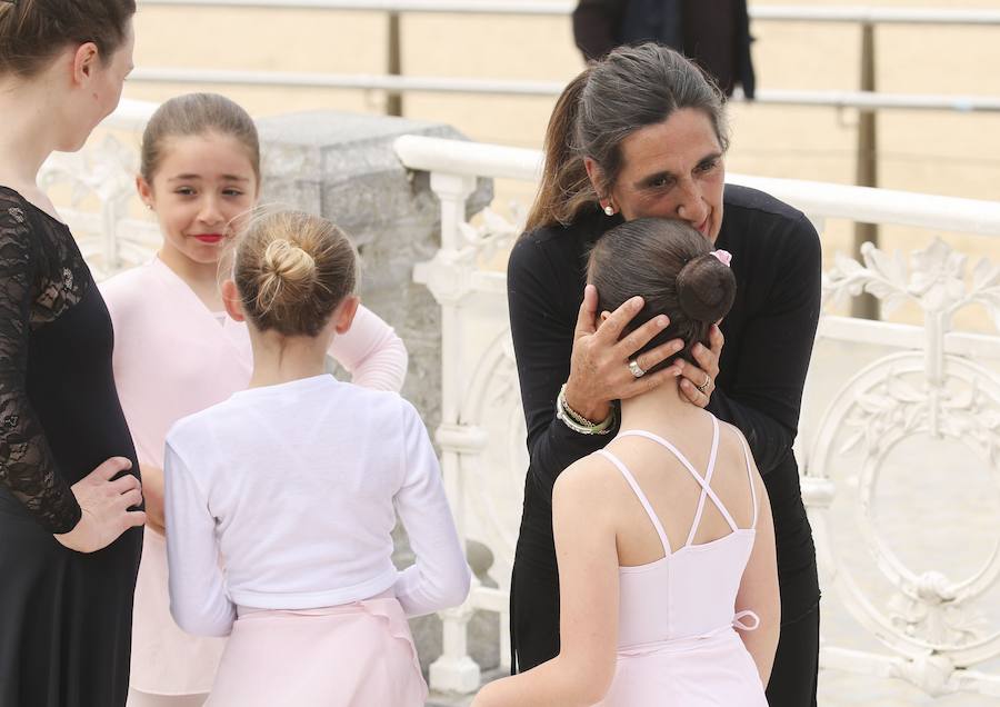 Cientos de bailarinas y bailarines volvieron a llenar un año más el Paseo de La Concha para celebrar el mes de la danza.