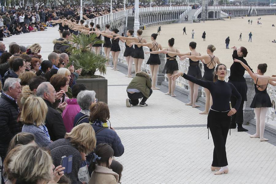 Cientos de bailarinas y bailarines volvieron a llenar un año más el Paseo de La Concha para celebrar el mes de la danza.