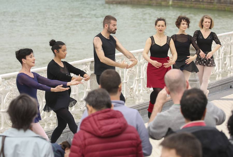 Cientos de bailarinas y bailarines volvieron a llenar un año más el Paseo de La Concha para celebrar el mes de la danza.