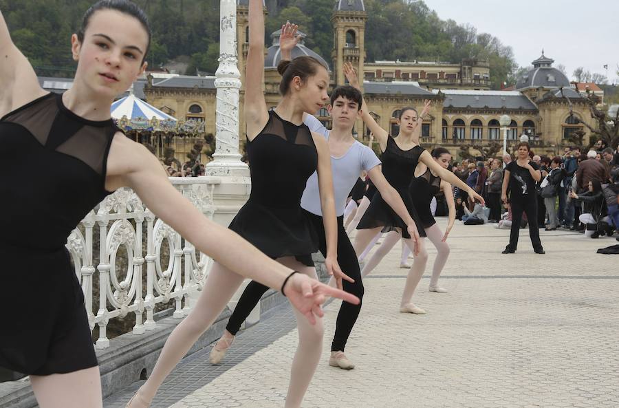 Cientos de bailarinas y bailarines volvieron a llenar un año más el Paseo de La Concha para celebrar el mes de la danza.