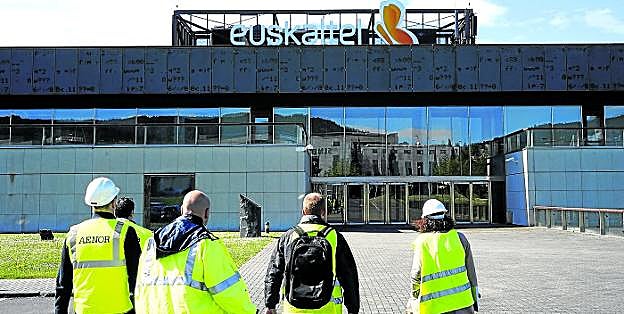 Operarios se dirigen a la sede central del grupo de telecomunicaciones Euskaltel, en el Parque Tecnológico de Bizkaia. 