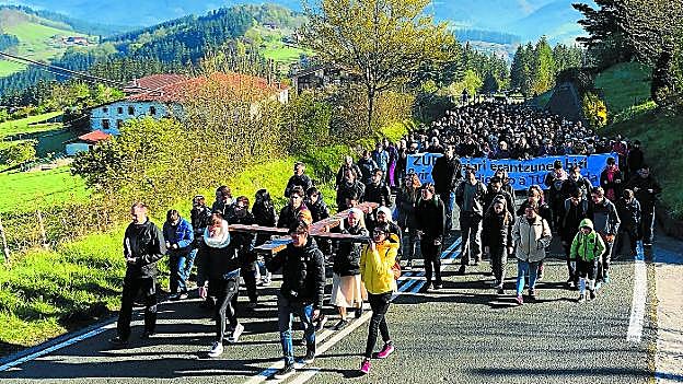 Una réplica exacta de la cruz de las Jornadas Mundiales de la Juventud presidió ayer la marcha diocesana a Arantzazu, con el lema 'Vivir respondiendo a tu llamada'. 
