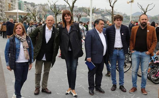 Elorza, Mendia, Gasco, Andueza e Itxaso en el Paseo de La Concha.