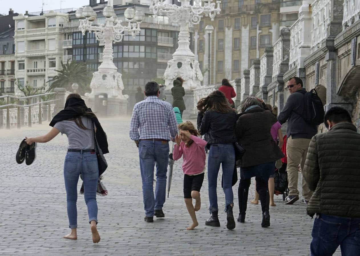 Tras el buen tiempo de la mañana, la tormenta ha llegado a la capital guipuzcoana por la tarde