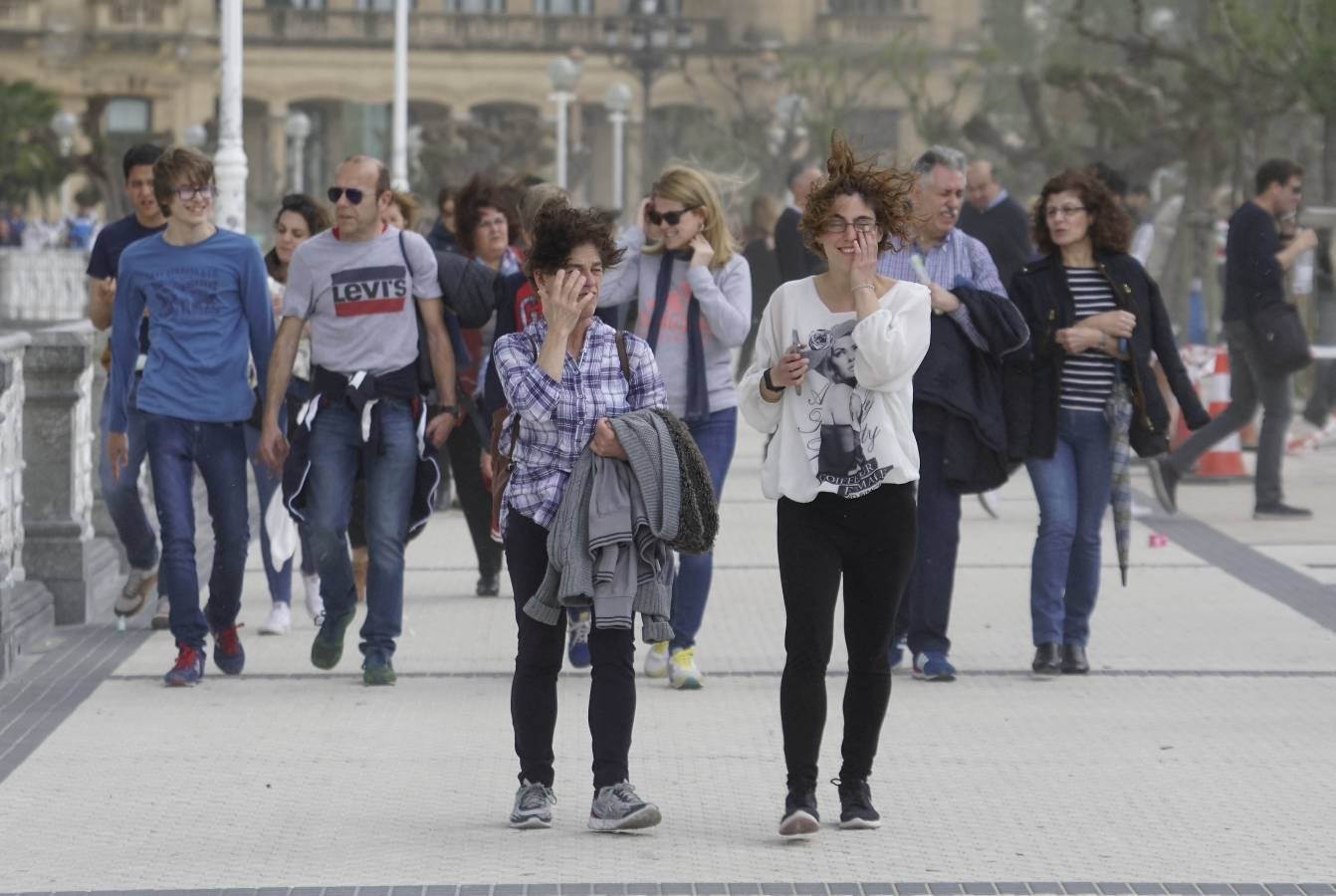 Tras el buen tiempo de la mañana, la tormenta ha llegado a la capital guipuzcoana por la tarde