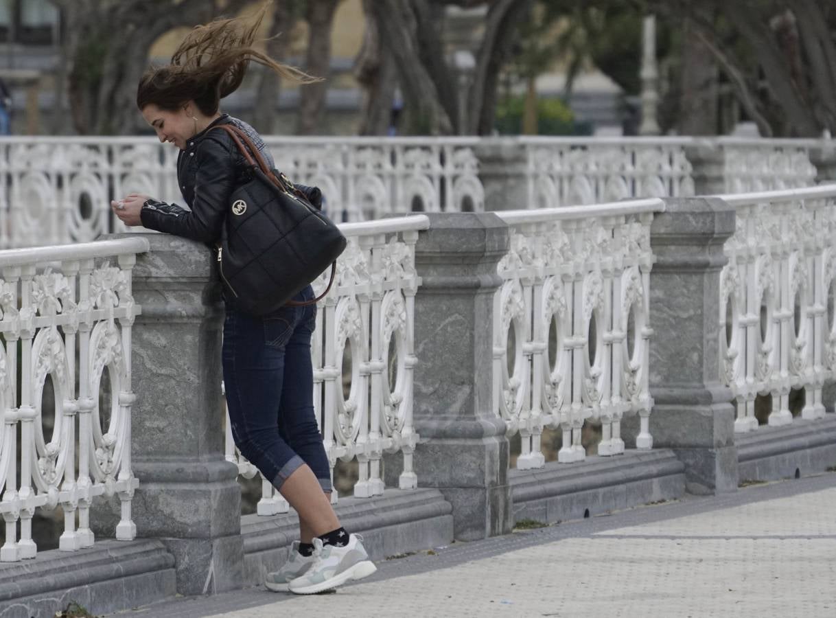 Tras el buen tiempo de la mañana, la tormenta ha llegado a la capital guipuzcoana por la tarde