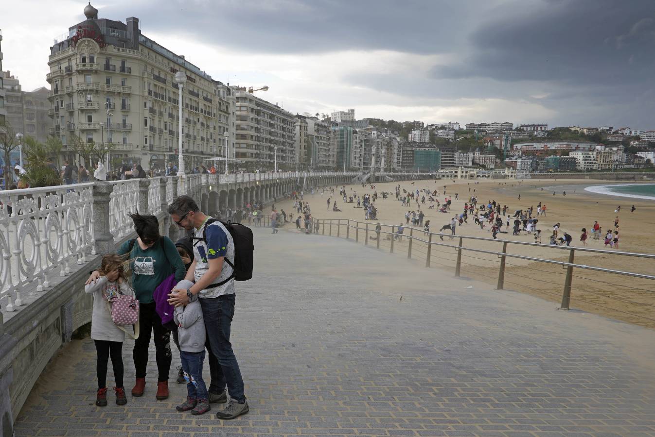 Tras el buen tiempo de la mañana, la tormenta ha llegado a la capital guipuzcoana por la tarde