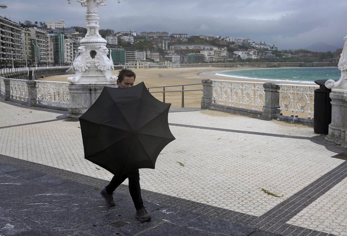 Tras el buen tiempo de la mañana, la tormenta ha llegado a la capital guipuzcoana por la tarde