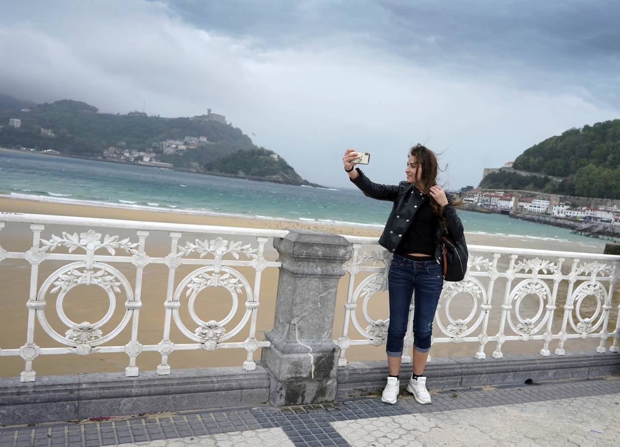 Tras el buen tiempo de la mañana, la tormenta ha llegado a la capital guipuzcoana por la tarde