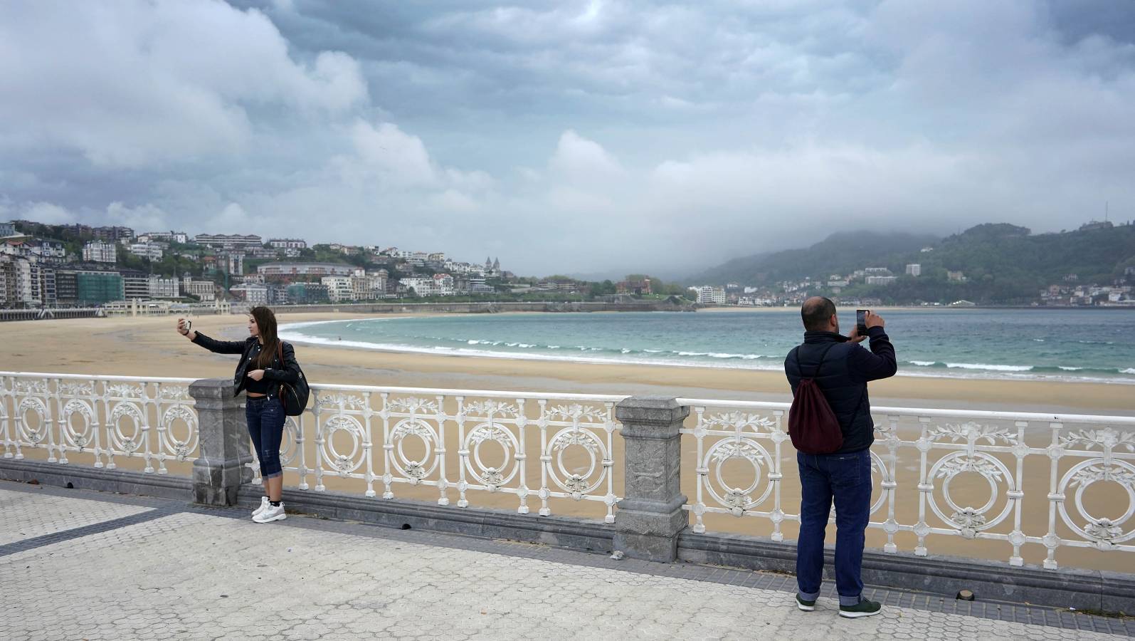 Tras el buen tiempo de la mañana, la tormenta ha llegado a la capital guipuzcoana por la tarde