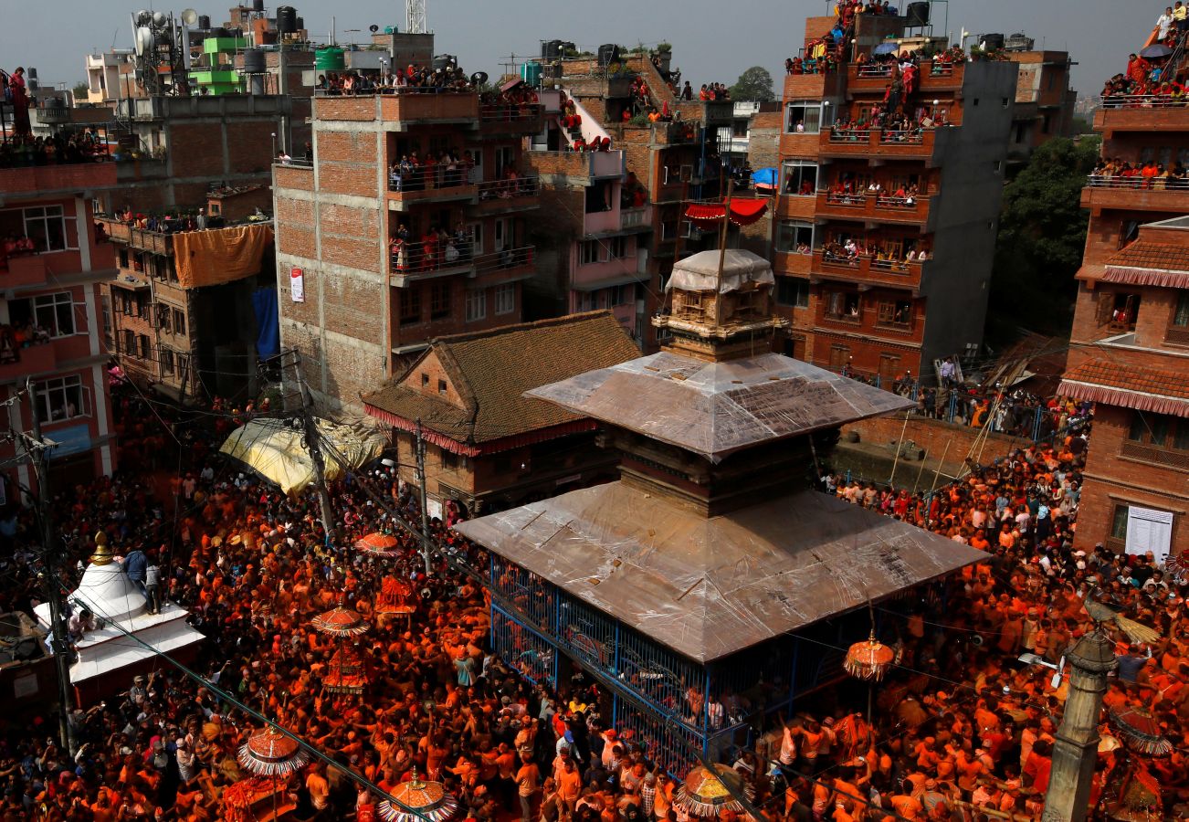 Celebración del festival ' Sindoor jatra' en Nepal. El festival se celebra cantando, bailando, tocando instrumentos tradicionales, cargando carros de varias deidades en toda la ciudad, ofreciendo oraciones y arrojando polvo bermellón unos sobre otros para conmemorar el Año Nuevo nepalí y el comienzo de la temporada de primavera en el país.