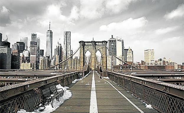 Imagen principal - 1. Mirando desde el puente de Brooklyn, en Nueva York. 2. El turista español Miguel Ángel Ramos, 'pillado' en Times Square. 3. Soledad en una calle del popular barrio de Shinjuku, en Tokio.