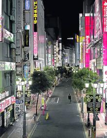 Imagen secundaria 2 - 1. Mirando desde el puente de Brooklyn, en Nueva York. 2. El turista español Miguel Ángel Ramos, 'pillado' en Times Square. 3. Soledad en una calle del popular barrio de Shinjuku, en Tokio.