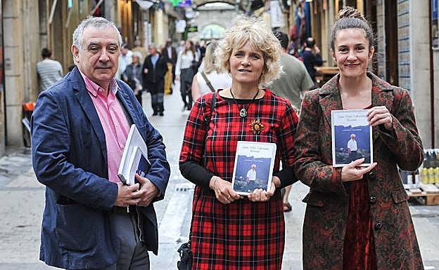 Ezkerretik eskuinera, Jon Kortazar, Oiartzungo Udaleko Kuktura zinegotzi Josune Cousillas eta, familiaren izenean, Oihana Lekuona. 