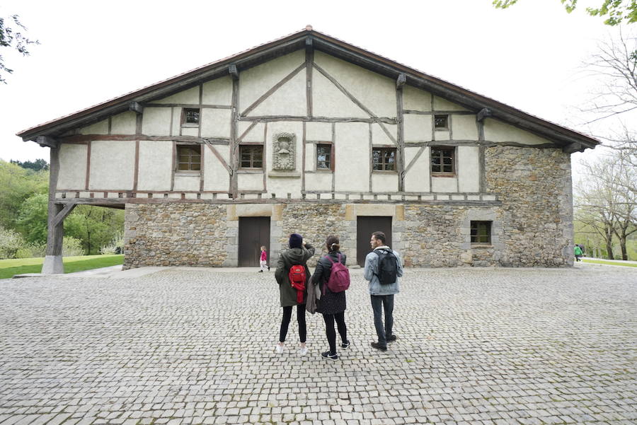Un goteo incesante de visitantes vuelve a dar vida a Chillida Leku en la  apertura oficial al público  este miércoles