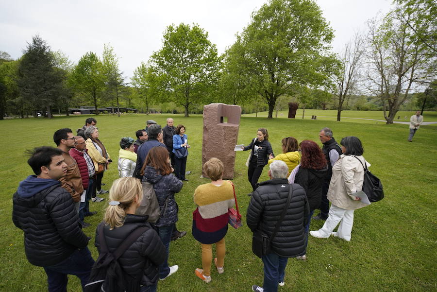 Un goteo incesante de visitantes vuelve a dar vida a Chillida Leku en la  apertura oficial al público  este miércoles