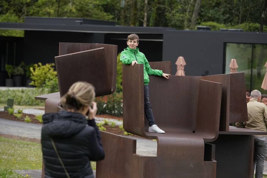 Un goteo incesante de visitantes vuelve a dar vida a Chillida Leku en la  apertura oficial al público  este miércoles
