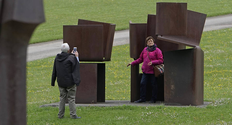 Un goteo incesante de visitantes vuelve a dar vida a Chillida Leku en la aapertura oficial al público este miércoles