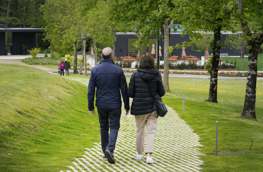 Un goteo incesante de visitantes vuelve a dar vida a Chillida Leku en la aapertura oficial al público este miércoles