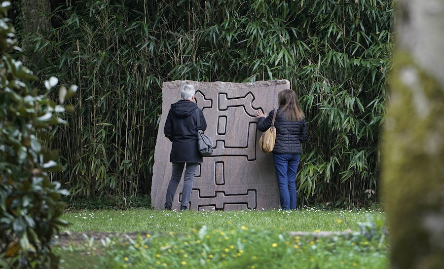 Un goteo incesante de visitantes vuelve a dar vida a Chillida Leku en la aapertura oficial al público este miércoles