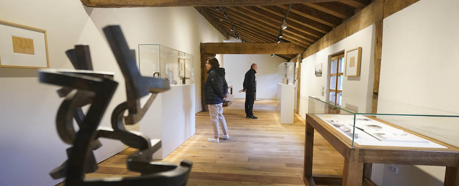 Un goteo incesante de visitantes vuelve a dar vida a Chillida Leku en la aapertura oficial al público este miércoles