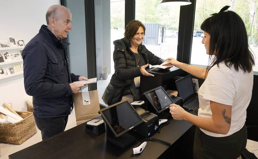 Un goteo incesante de visitantes vuelve a dar vida a Chillida Leku en la aapertura oficial al público este miércoles