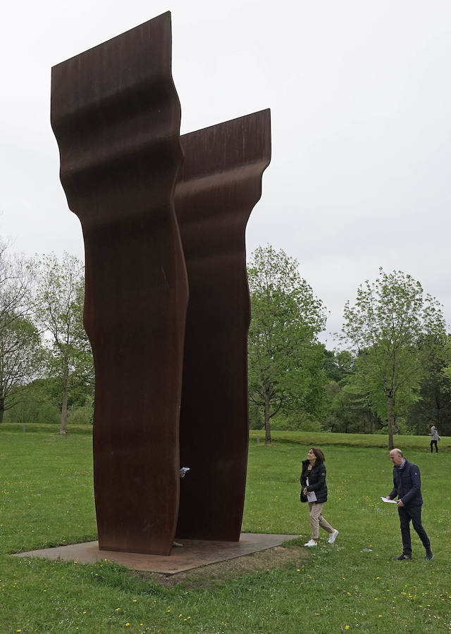 Un goteo incesante de visitantes vuelve a dar vida a Chillida Leku en la aapertura oficial al público este miércoles