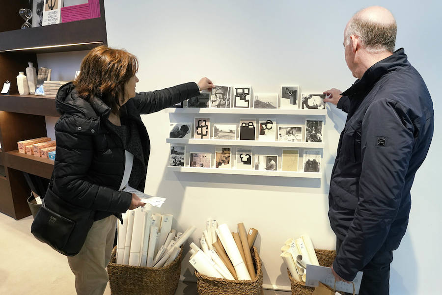 Un goteo incesante de visitantes vuelve a dar vida a Chillida Leku en la aapertura oficial al público este miércoles