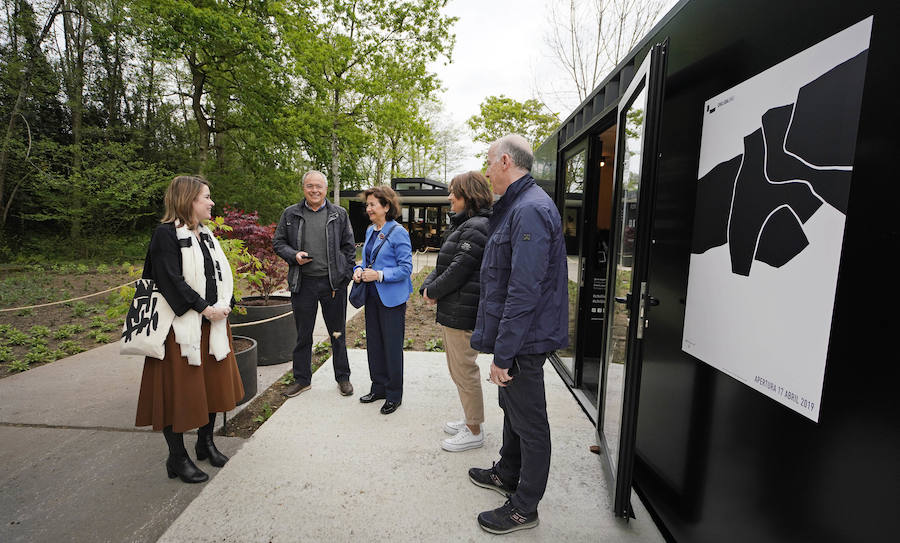 Un goteo incesante de visitantes vuelve a dar vida a Chillida Leku en la aapertura oficial al público este miércoles