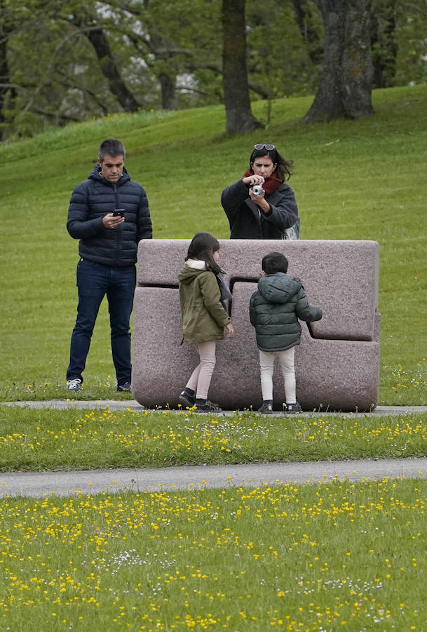 Un goteo incesante de visitantes vuelve a dar vida a Chillida Leku en la aapertura oficial al público este miércoles