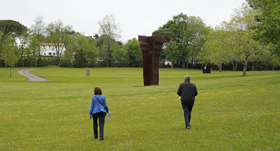 Un goteo incesante de visitantes vuelve a dar vida a Chillida Leku en la aapertura oficial al público este miércoles