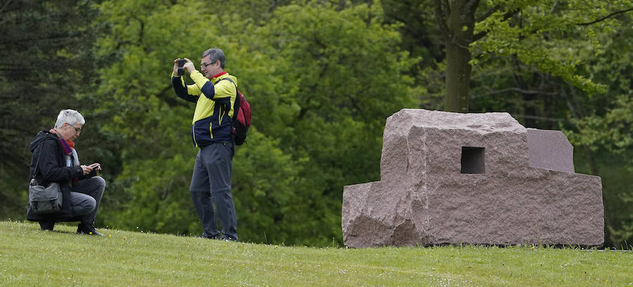 Un goteo incesante de visitantes vuelve a dar vida a Chillida Leku en la aapertura oficial al público este miércoles