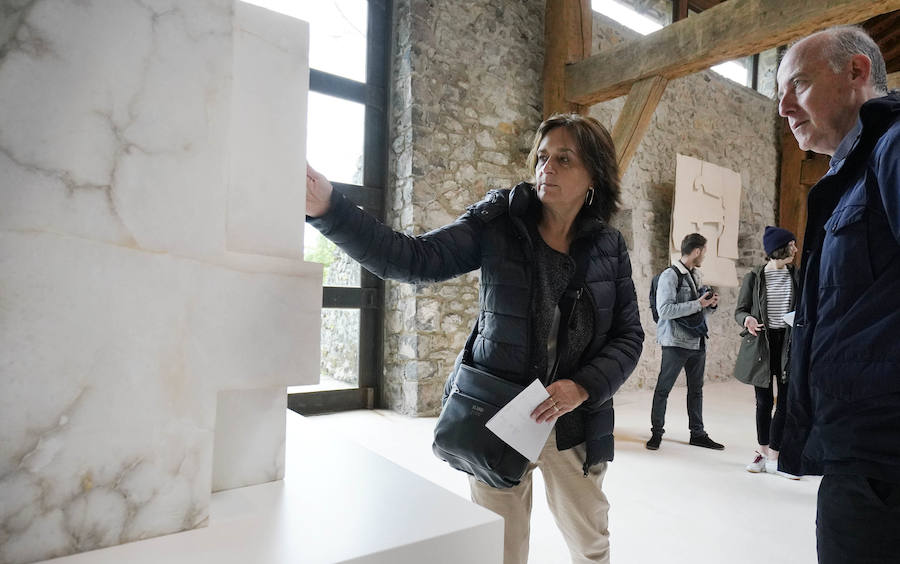 Un goteo incesante de visitantes vuelve a dar vida a Chillida Leku en la aapertura oficial al público este miércoles