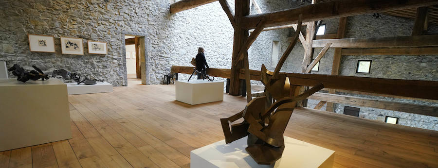 Un goteo incesante de visitantes vuelve a dar vida a Chillida Leku en la aapertura oficial al público este miércoles