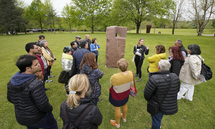 Un goteo incesante de visitantes vuelve a dar vida a Chillida Leku en la aapertura oficial al público este miércoles