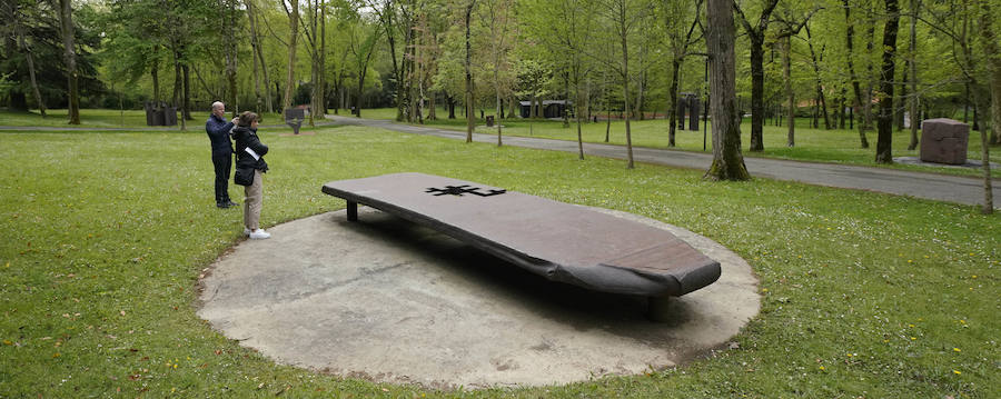 Un goteo incesante de visitantes vuelve a dar vida a Chillida Leku en la aapertura oficial al público este miércoles