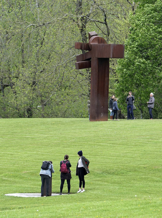 Un goteo incesante de visitantes vuelve a dar vida a Chillida Leku en la aapertura oficial al público este miércoles