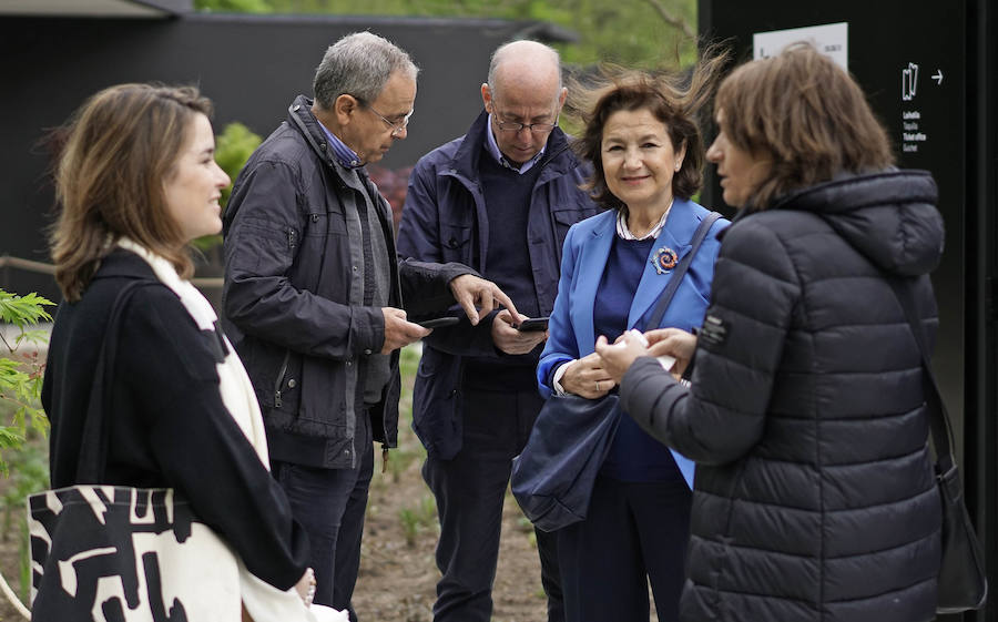 Un goteo incesante de visitantes vuelve a dar vida a Chillida Leku en la aapertura oficial al público este miércoles
