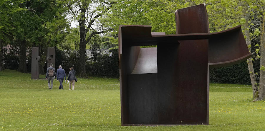 Un goteo incesante de visitantes vuelve a dar vida a Chillida Leku en la aapertura oficial al público este miércoles