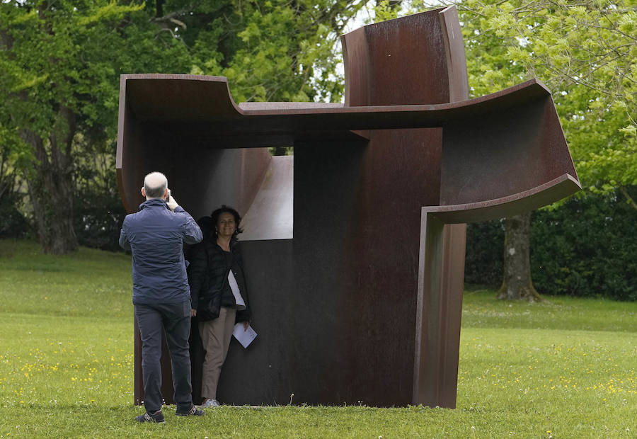 Un goteo incesante de visitantes vuelve a dar vida a Chillida Leku en la aapertura oficial al público este miércoles
