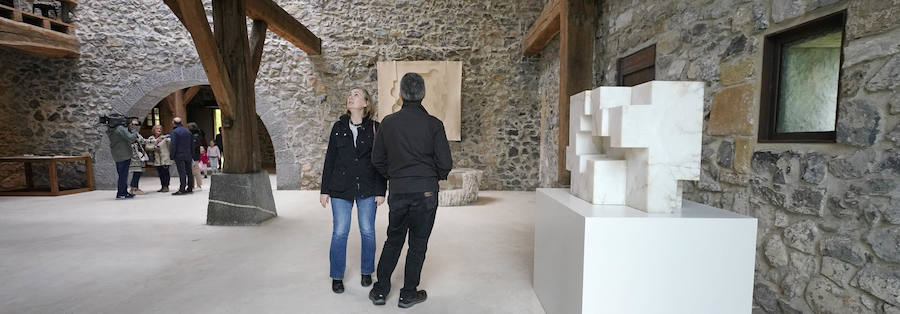 Un goteo incesante de visitantes vuelve a dar vida a Chillida Leku en la aapertura oficial al público este miércoles