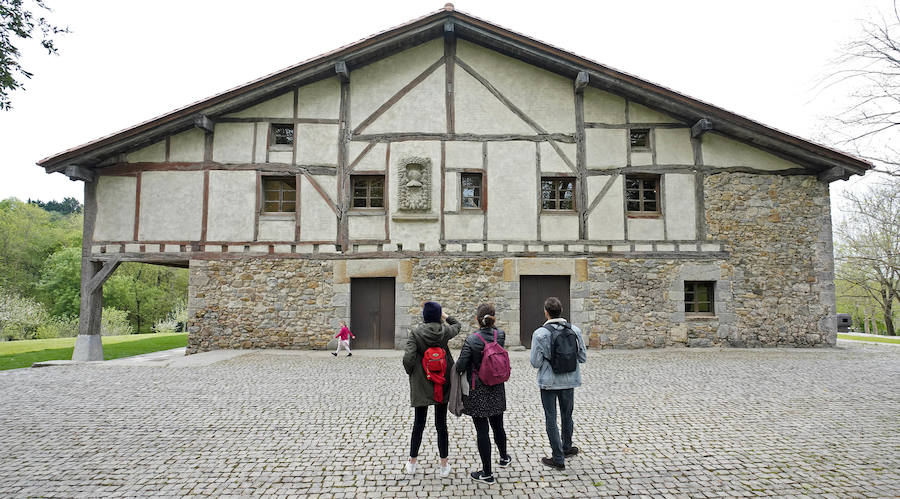Un goteo incesante de visitantes vuelve a dar vida a Chillida Leku en la aapertura oficial al público este miércoles