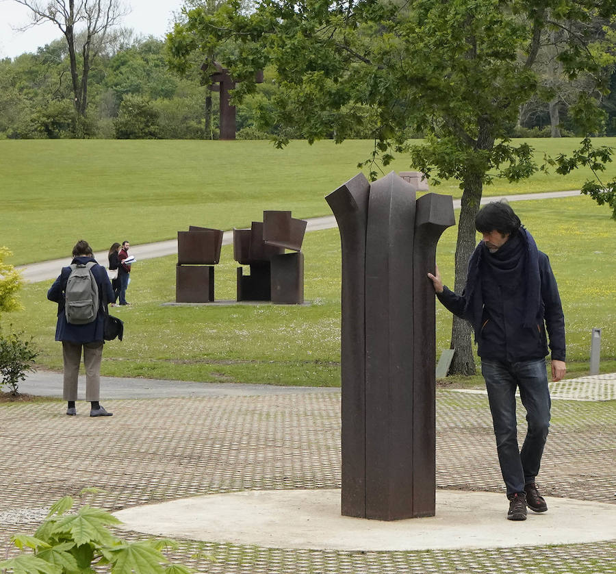 Un goteo incesante de visitantes vuelve a dar vida a Chillida Leku en la aapertura oficial al público este miércoles