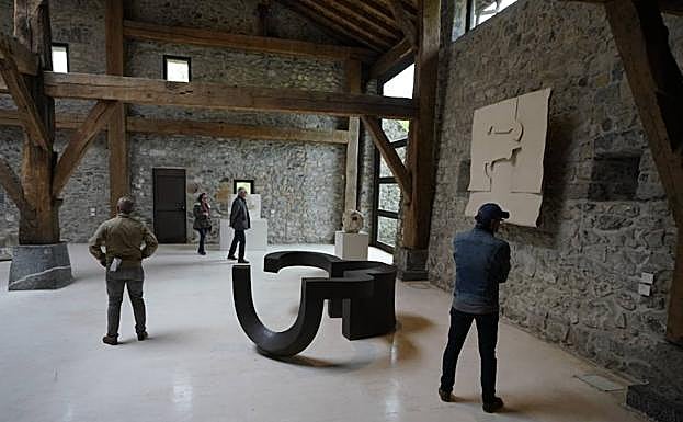 Visitantes en la zona interior este miércoles. 