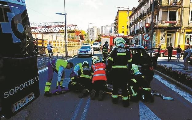 En Antxo. El momento de la evacuación de los heridos del accidente.